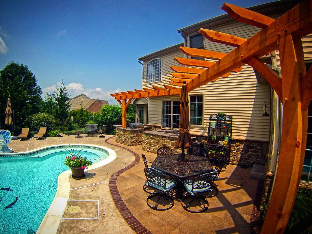 Poolside Outdoor Kitchen & Bar